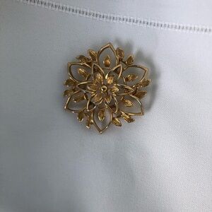 Vtg Sarah Coventry Peta-Lure Floral Brooch